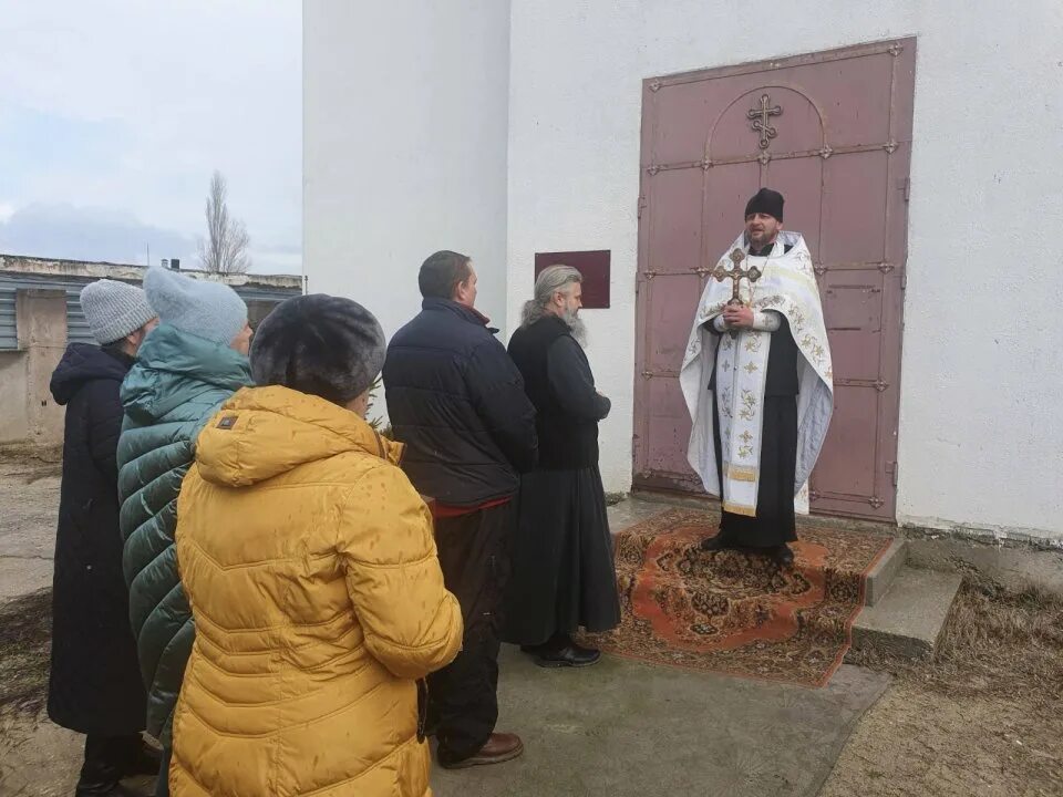 Молебен феодору тирону. Храм Феодора Тирона Красноярск. Церковь великомученика Феодора Тирона Севастополь. Севастополь улица Токарева 23 Церковь великомученика Феодора Тирона. Молебен о мире.