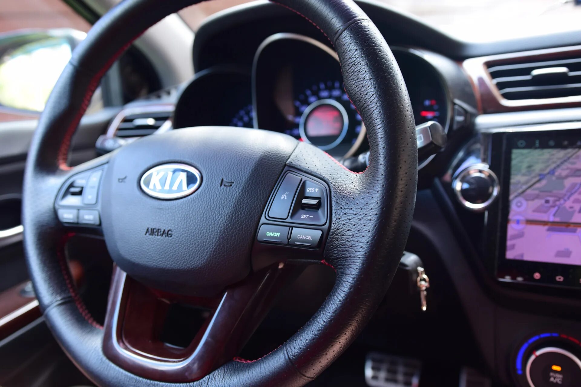 Rio круиз. Кнопки круиз контроля киа рио 3. kia rio круиз контроль. киа рио круиз контроль на руле. kia rio 3 круиз.
