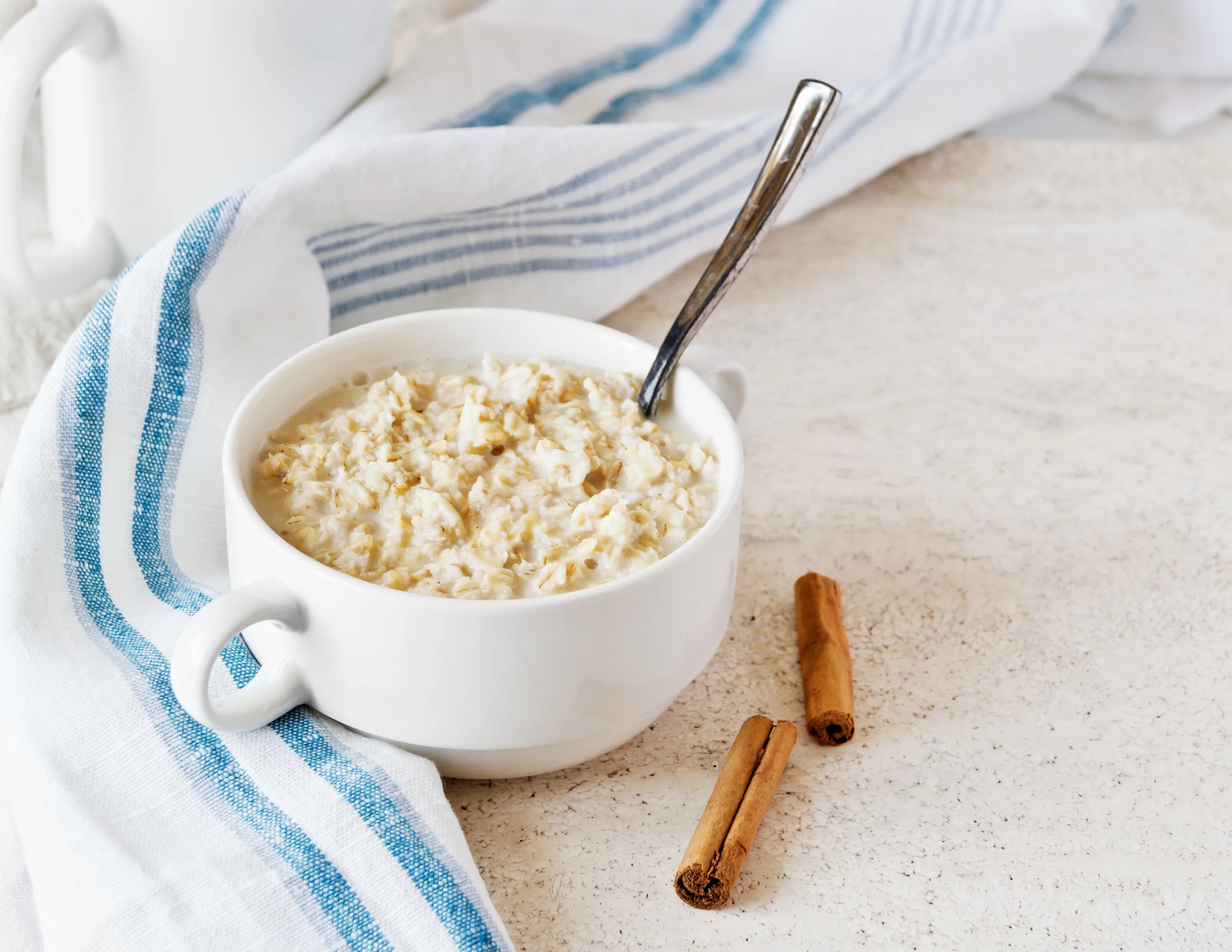 Густая овсяная каша. Поридж. Овсяный поридж. Cinnamon porridge. Овсяная каша на прозрачном фоне.