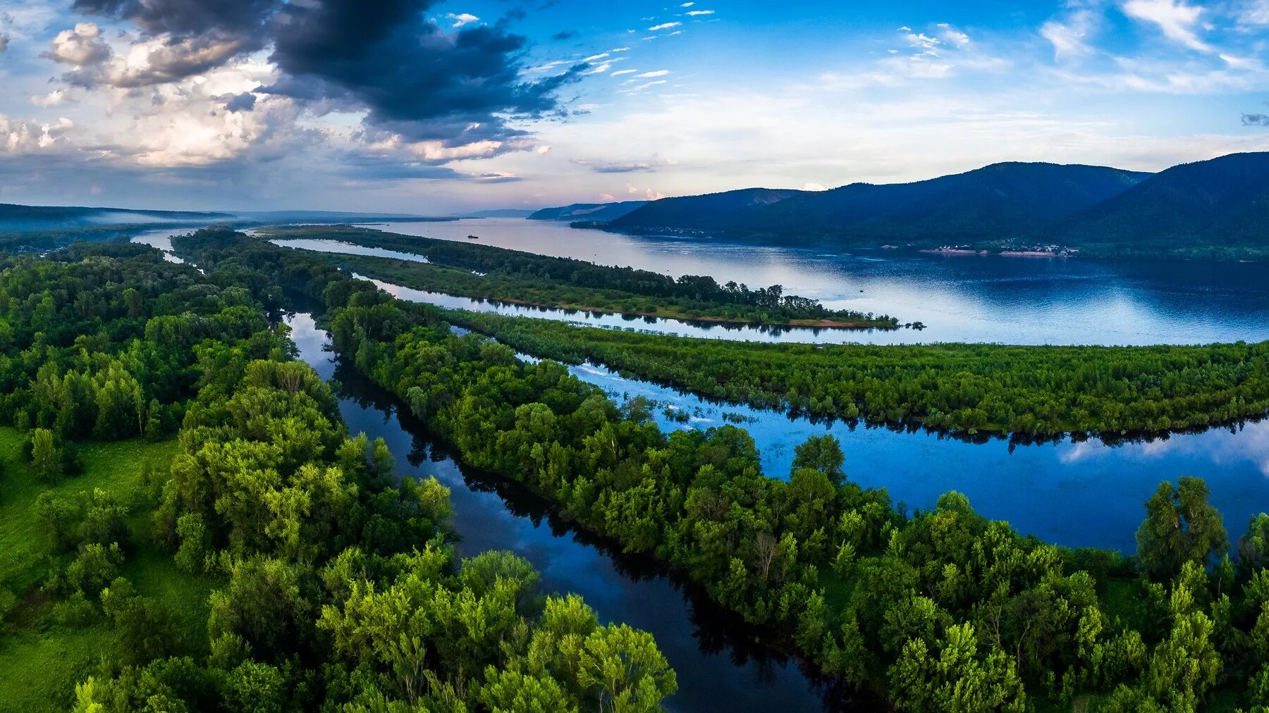 Самое большое озеро края. Волга река природа Самара. Природа Самара река Самарка.