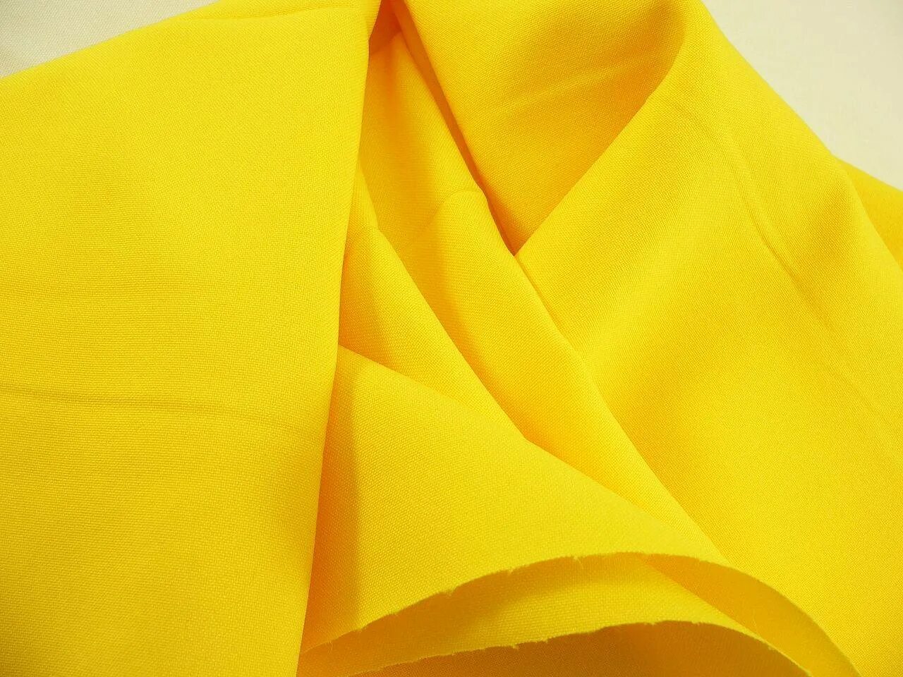 Где купить желтую. Габардин Фабрикс. Желтая ткань. Габардин ткань желтый. Материал габардин.