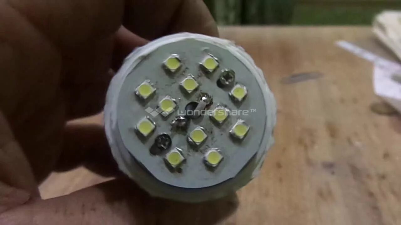 Поделка из энергосберегающей лампочки. Отремонтировать диодную лампочку на 220 вольт. Отремонтировать диодную лампочку на 220 вольт. Как вскрыть светодиодную. Светодиодная лампа в разборе.