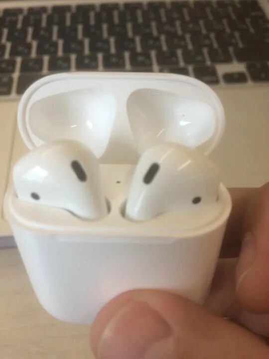 Airpods первого поколения