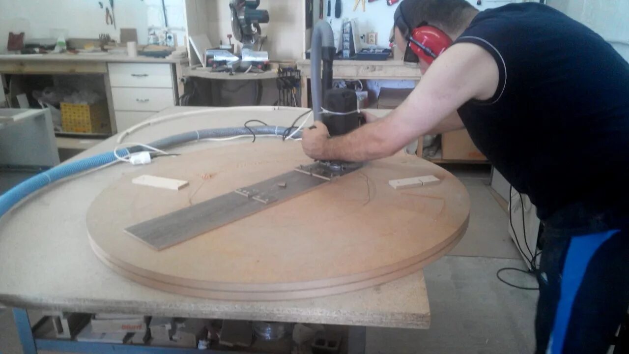 A00. Приспособление для вырезания кругов фрезером по дереву. Круги фрезером. Циркуль для фрезера бош 130. Циркуль для фрезера dewalt.