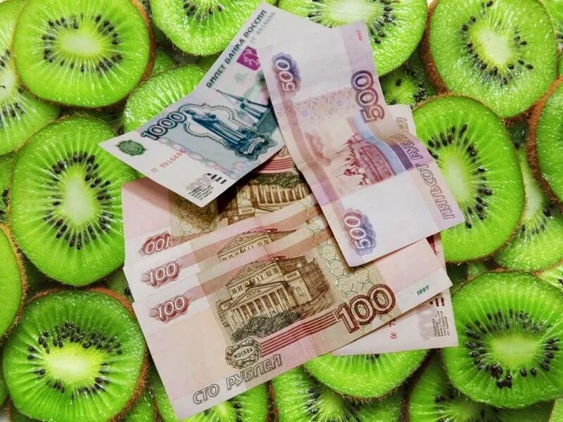Положите 10 рублей на телефон. Деньги на киви. Деньги на киви фрукт. 1000 Рублей на фрукте киви. 5 Тысяч рублей на киви.