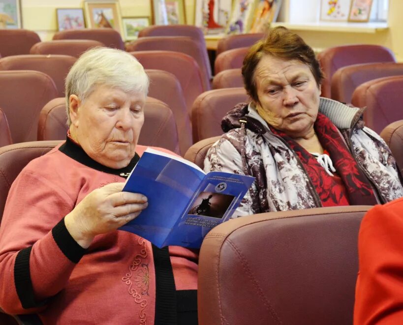 Телефон бесплатной консультации пенсионер. Телефон бесплатной консультации пенсионер. Картинка правовой марафон для пенсионеров. Юридическая консультация для пенсионеров. Пенсионер за компьютером.