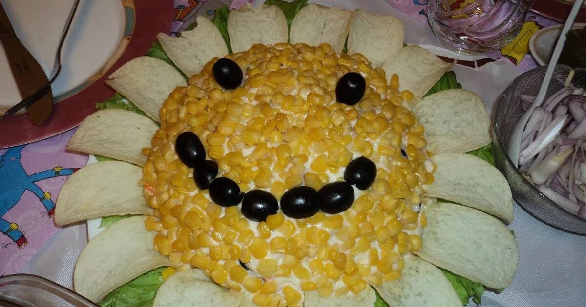 Салат солнышко с чипсами. Украшение салата солнышко. Салат в форме солнца. Салат солнышко с кукурузой. Салат солнышко с чипсами.