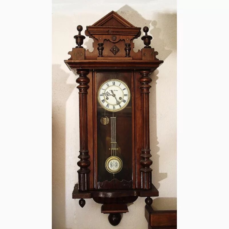 Часов харьков. Антикварные настенные часы с боем Gustav Becker. Старинные часы в деревянном корпусе. Часы настенные деревянные старинные. Часы старинные настенные дерево.