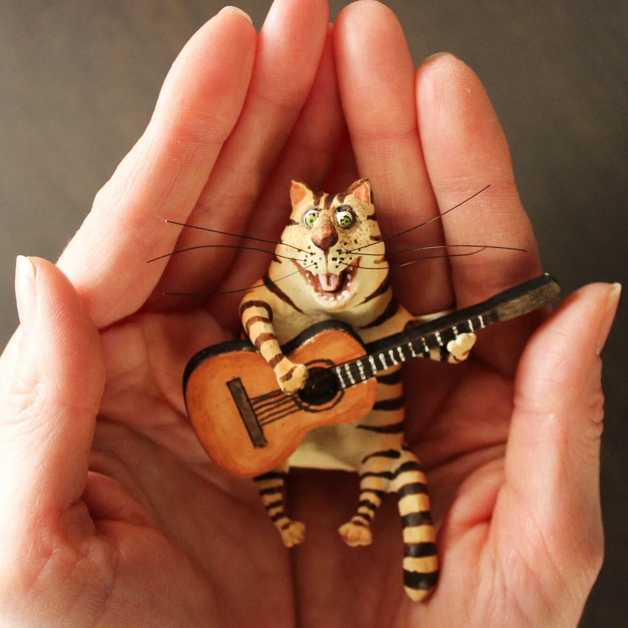 Фигурки из полимерной глины. Кружки с чеширским котом из полимерной глины. Коитк из полимерной глины. Кошка из полимерной глины. Кот из полимерной глины.