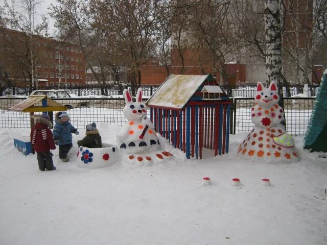 Украсить детскую площадку зимой. Украшение площадки в детском саду зимой. украшение детской площадки в детском саду зимой. зимние участки в доу. украсить участок в детском саду зимой.