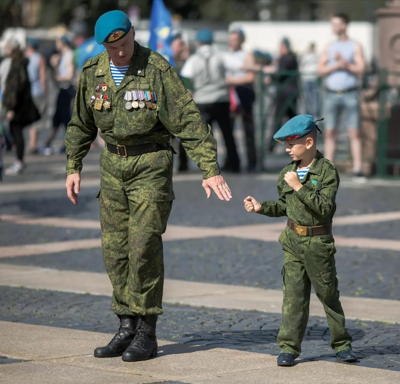 В ней армия отважна и сильна. Солдат. Родину защищать. Российский солдат. Солдаты России.