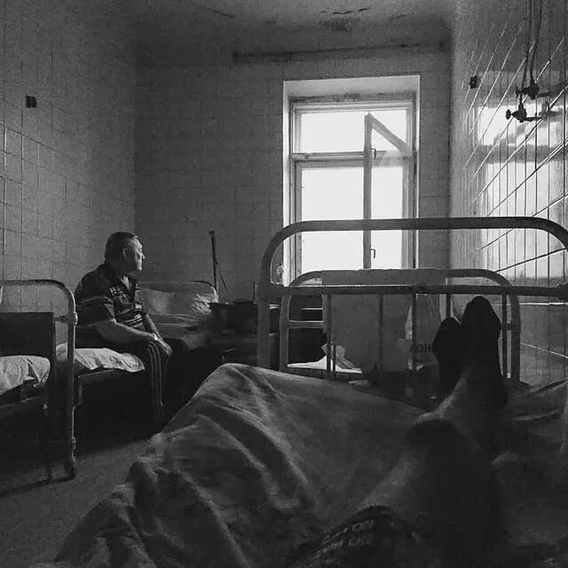 Лежали в больнице в палате одной два тяжко. Притча в больничной палате. Лежали в больнице в палате одной два. Лежали в больнице в палате одной два. Двое в больничной палате притча.