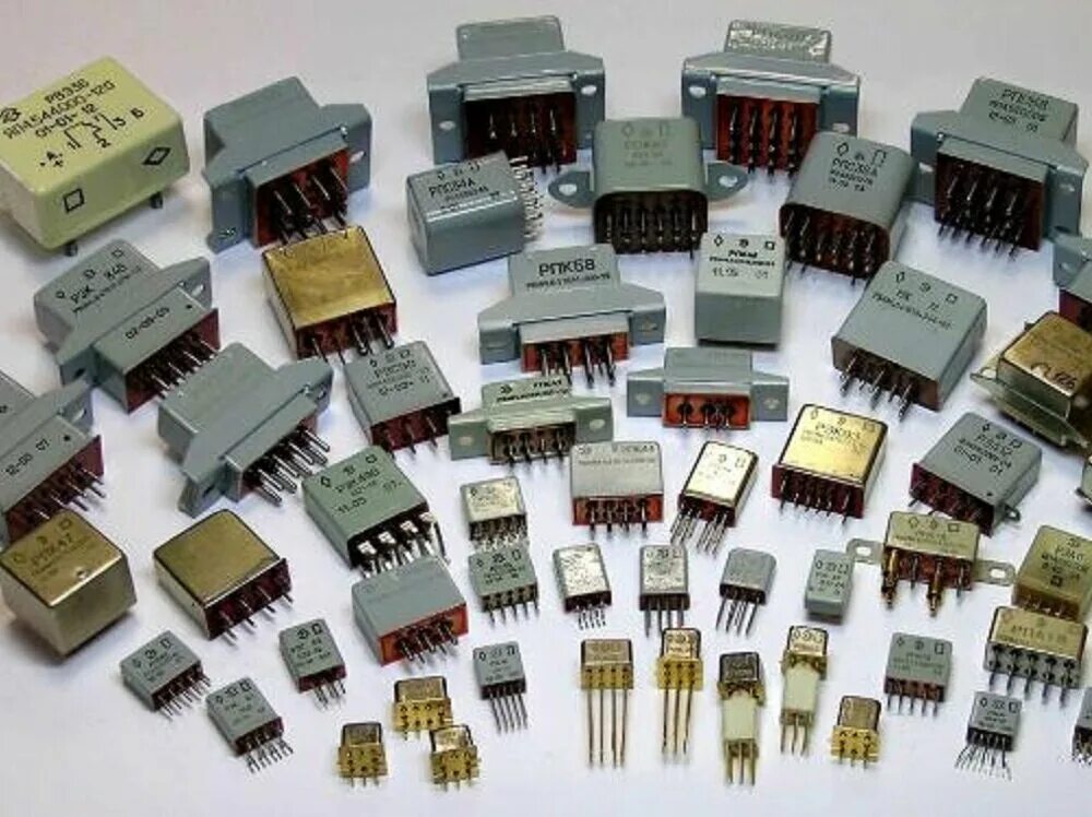 Микросхемы содержащие. Радиодетали микросхемы к145. Микросхемы содержащие. Микросхемы с золотом. Советские радиоэлементы.