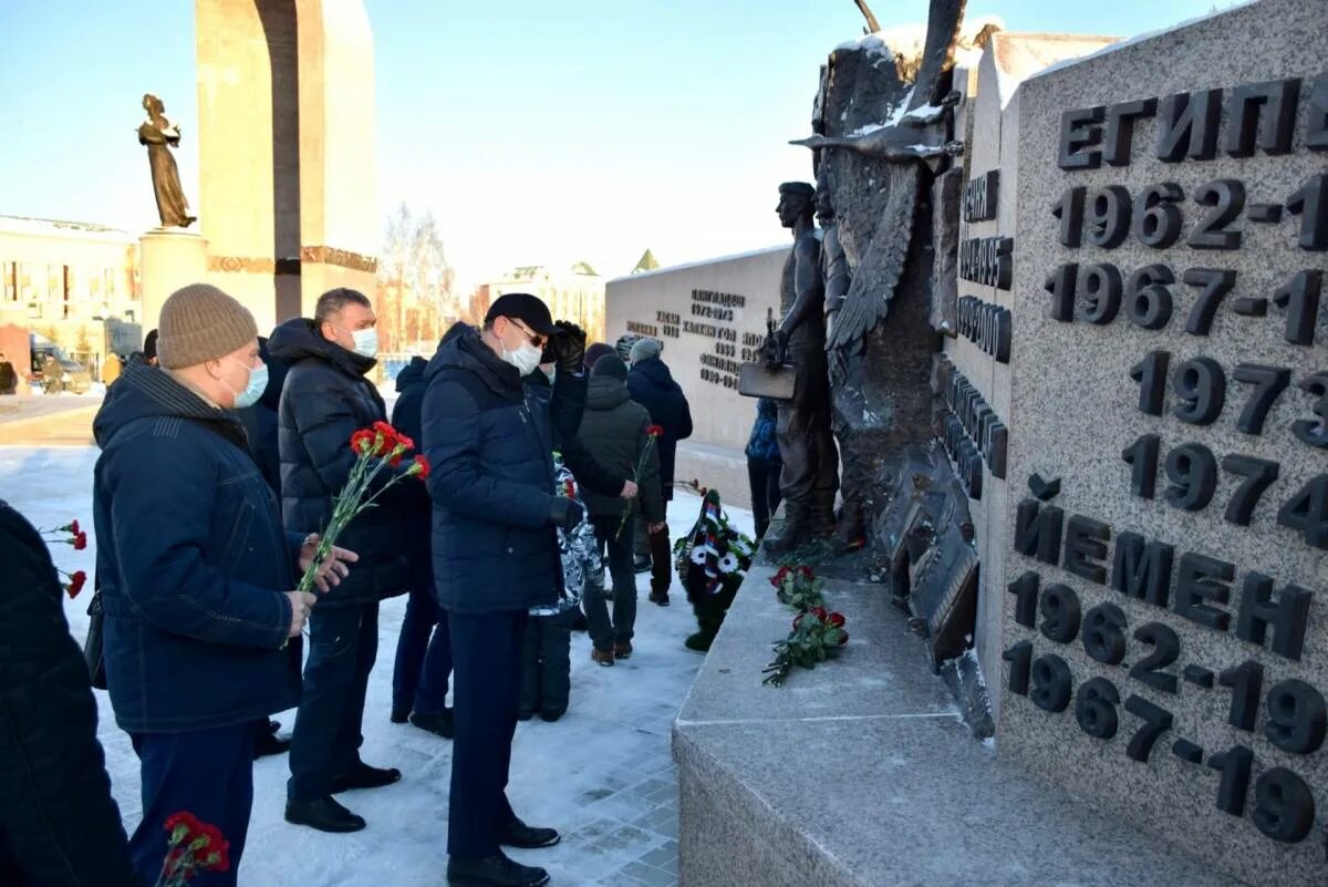 Памяти воинов погибших в локальных конфликтах. Возложение цветов Югорск. Мемориал воинской славы Югорск. Войнов Югорск. День памяти жертв локальных конфликтов.