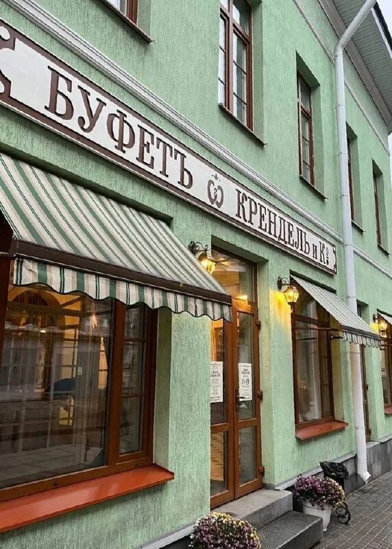 спальня венеция стайл арида. ретро отель выборг. шторы из гобелена с вензелями. фабрика кренделей в выборге отель. ретро отель крендель выборг.