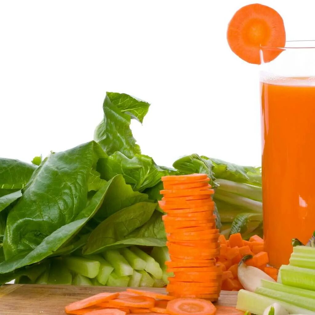 Польза и вред домашних соков. Морковный сок. Полезный свежевыжатый сок. Морковь и морковный сок. Свежевыжатые соки морковь.