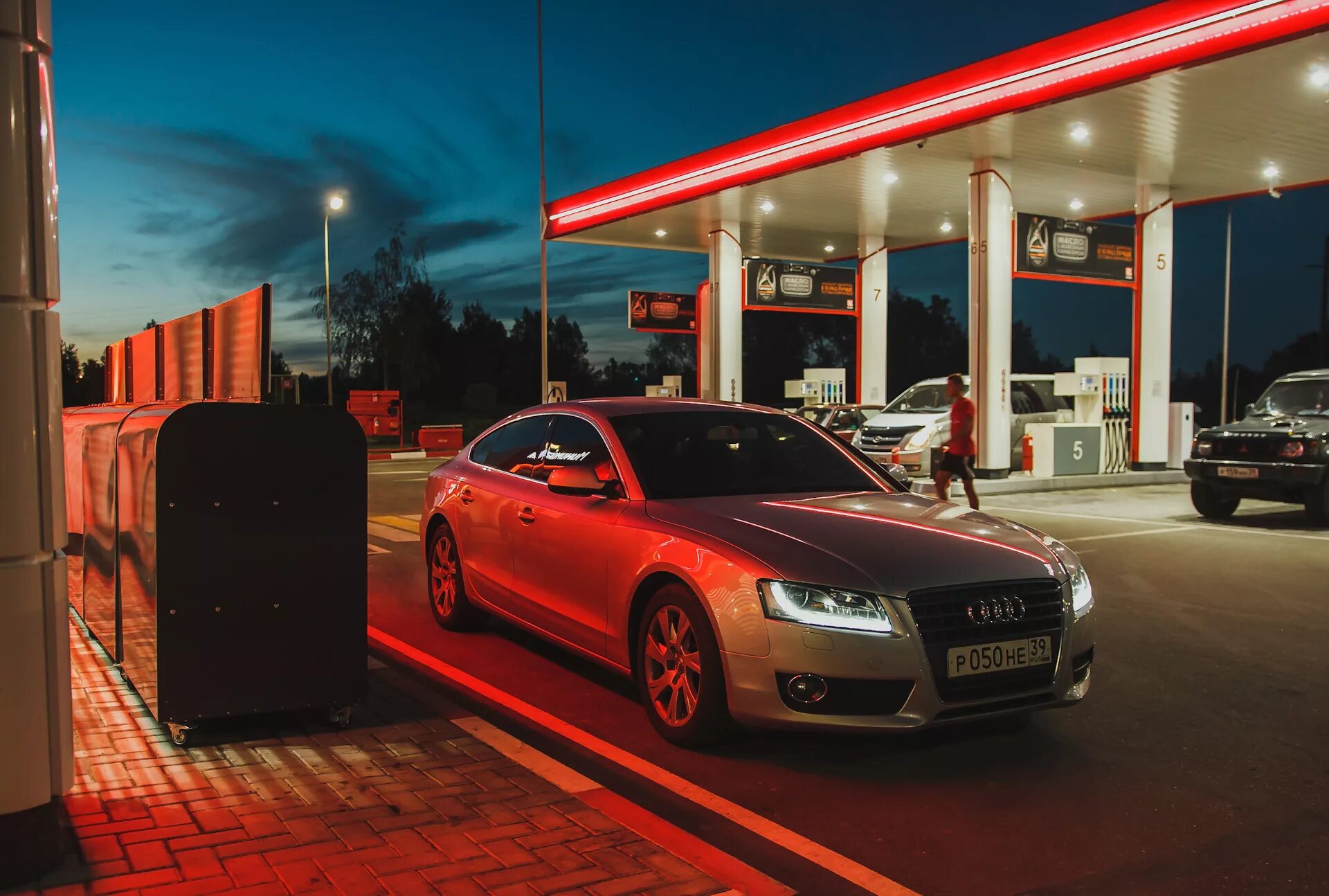 Audi a5 Red. Audi a7 quattro на парковке. Ауди а8 красная. Ауди а4 автостоянка. Закрый