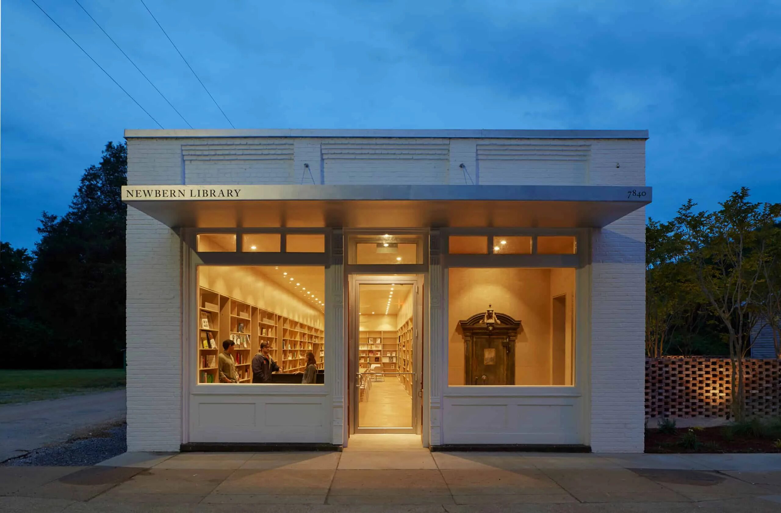 Фасад административного здания. Проекты ресторанов из дерева. Современные кафе снаружи. Проект здания кафе. Фасад здания в современном стиле.