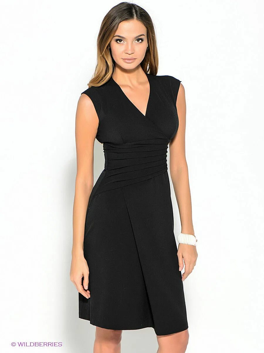 черное коктейльное платье. прямое платье с квадратным вырезом. платье с горловиной лодочка. платье с квадратной горловиной. платье без рукавов с v образным вырезом.