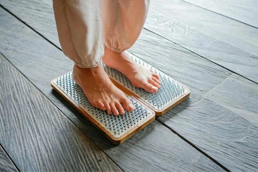 гвоздестояние доска садху. йога на гвоздях садху. йога на гвоздях. как правильно стоять на гвоздях. как правильно стоять на гвоздях.