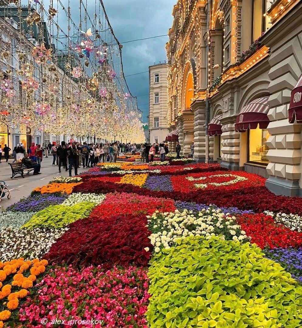 Улицы москвы лето. Никольская улица Москва лето. Никольская улица Москва летом. Ул Никольская Москва лето 2022. Никольская улица Москва 2022 лето.