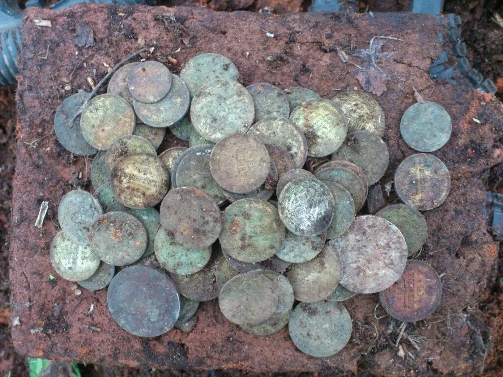 Харьевский клад. Клады рязанской области. Находки кладов в россии. Клад дирхемов кудеярова гора курск. Найти на улице серебряную.