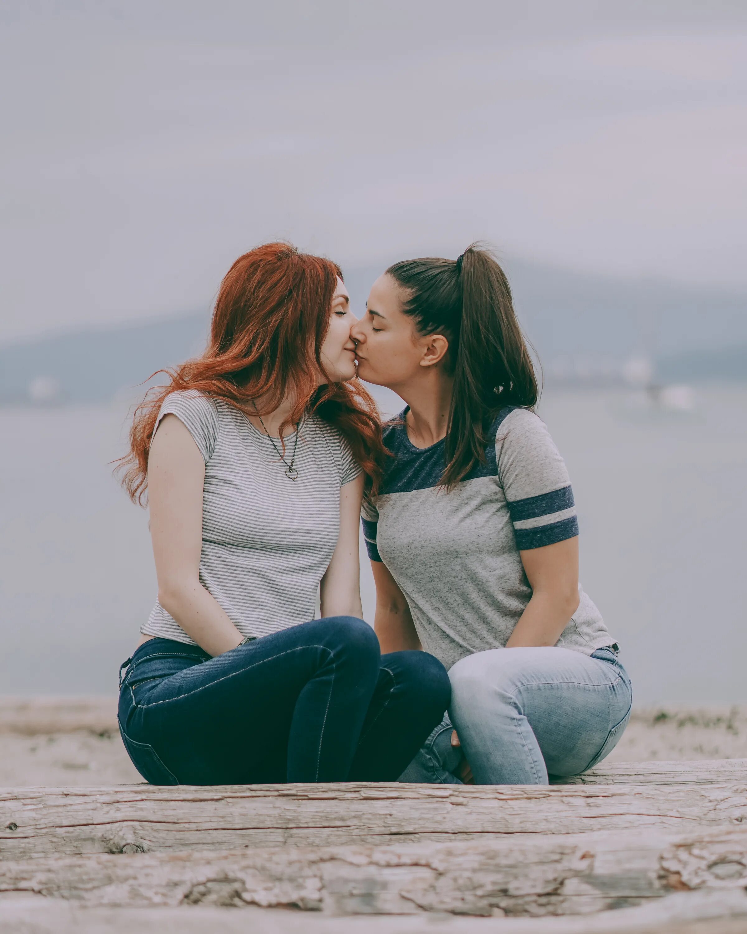 Вейверли и николь. Девочка фильм лгбт. Girls first lesbian. Лесбиян марриаге. Tina kiss фото.