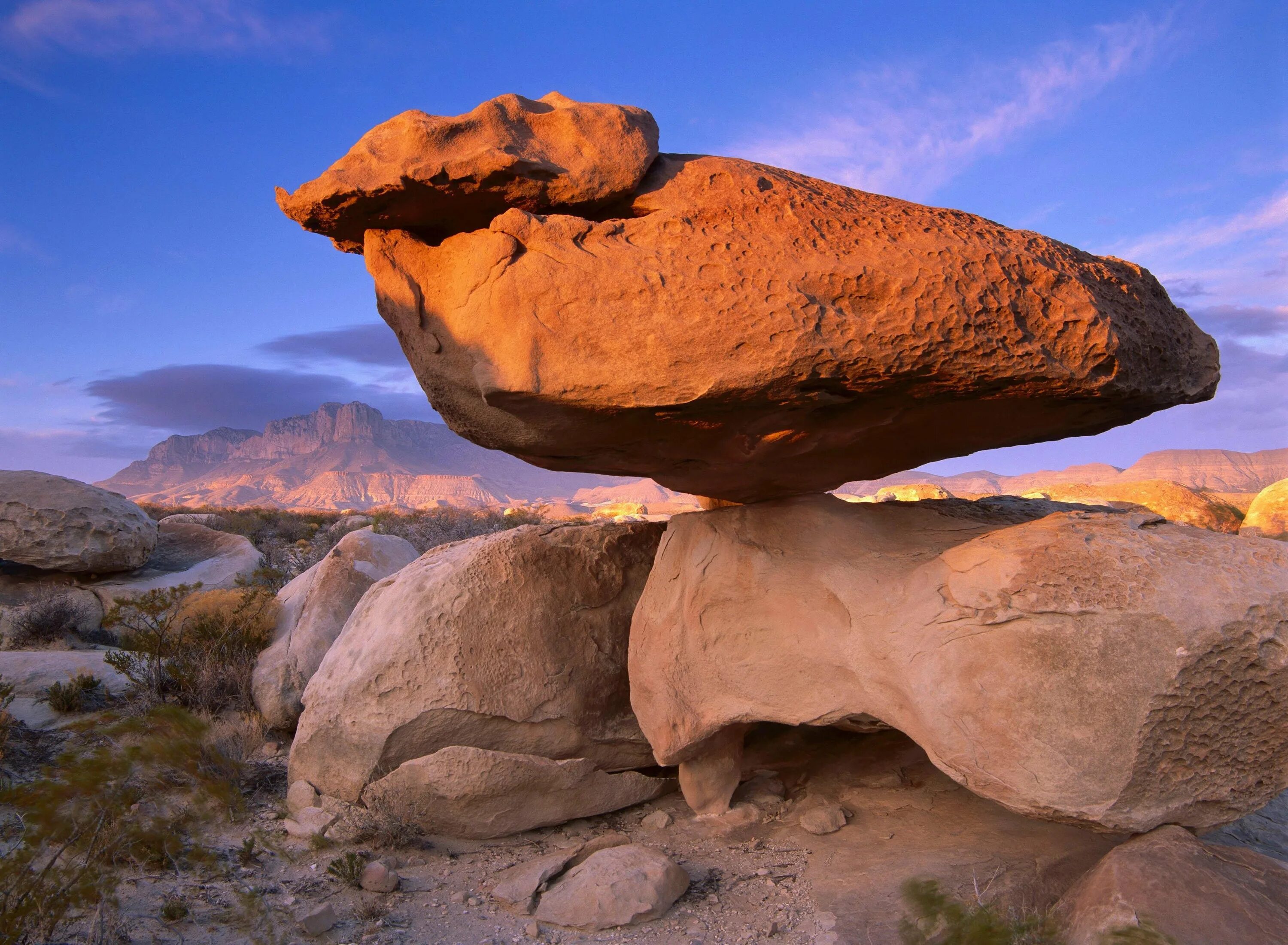Балансирующий камень Колорадо. Балансирующие камни, Колорадо, США. Балансирующие камни Зимбабве. Камни необычной формы. Удивительное создание природы