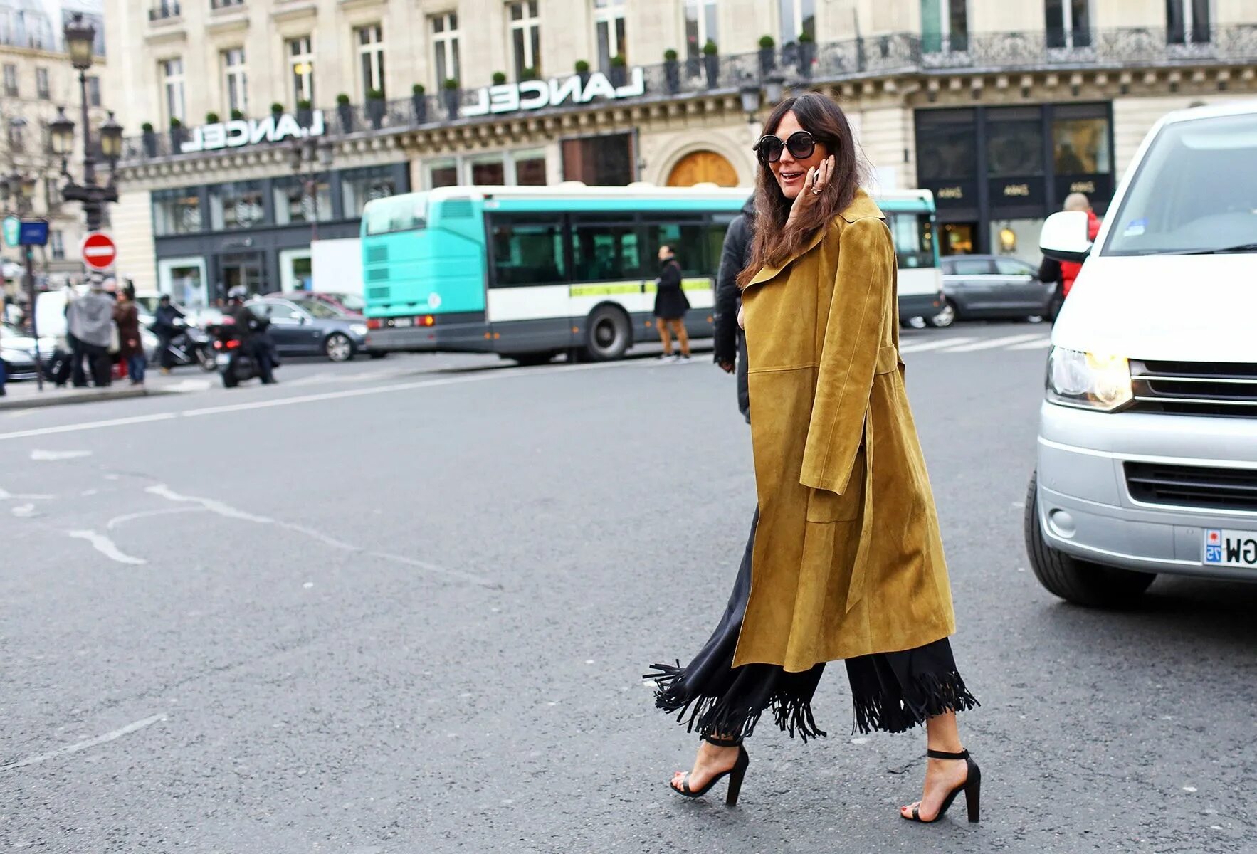 бахрома 2021 street style. пальто с бахромой. пальто с бахромой уличная мода. бахрома стрит стайл 2022. пальто с бахромой уличная мода.