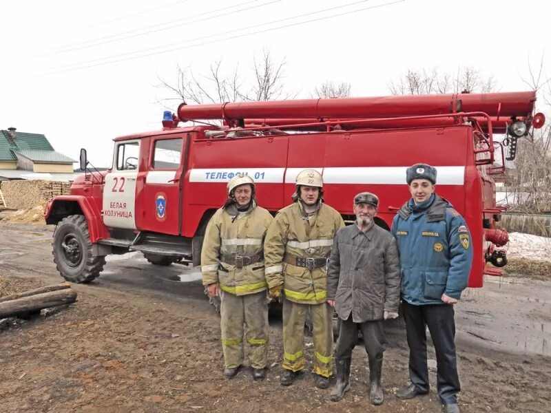 Погода в черной холунице на 10. Пожар в белой Холунице. Пожарный белая Холуница. Пожарная часть белая Холуница. Пожарная часть Яранск.