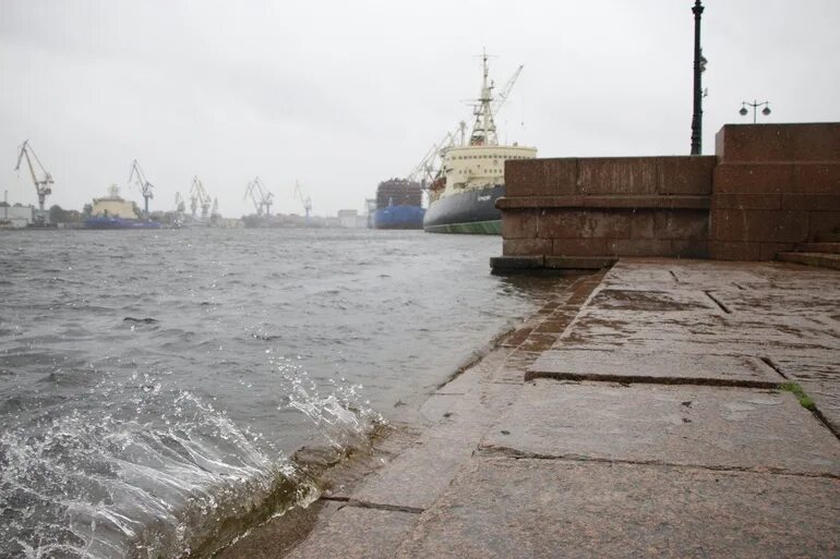 На реке неве на воде. Нева шторм. Набережная лейтенанта Шмидта затопило. Шторм в Санкт-Петербурге. Река Нева наводнение.