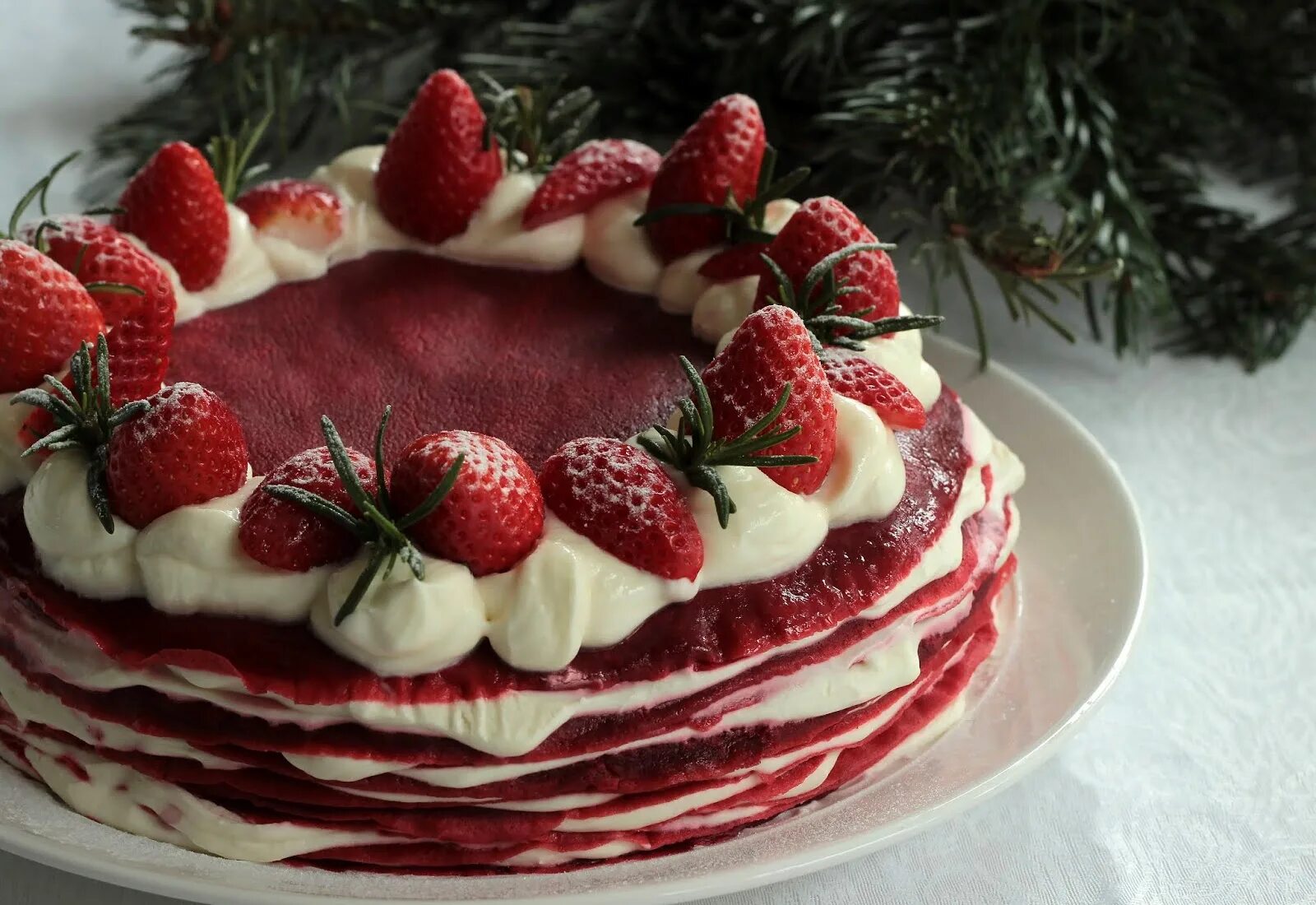Блины с кремом чиз. Торт красный бархат Белореченские торты. Блинный торт красный бархат. Блинный торт с кремом чиз. Блинный торт с кремом чиз и ягодами.