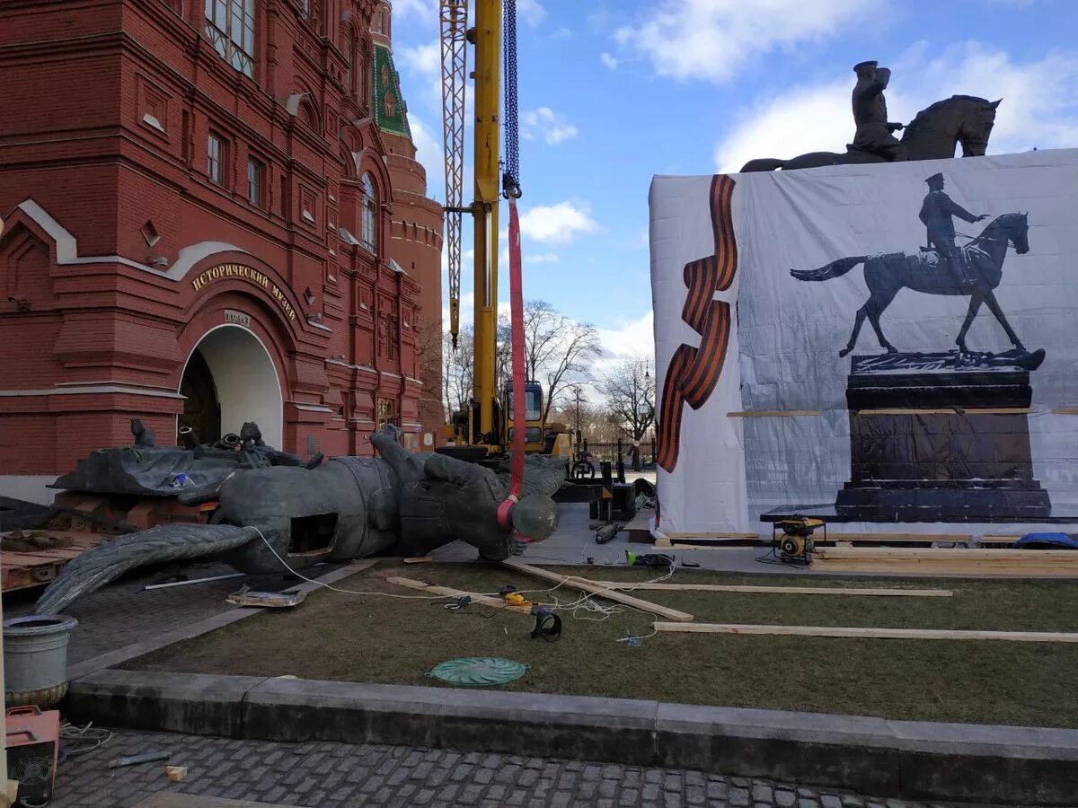 Старый памятник Жукову на Манежной площади. Памятник маршалу Жукову в Москве на красной площади. Памятник маршалу Жукову в Москве 2020.