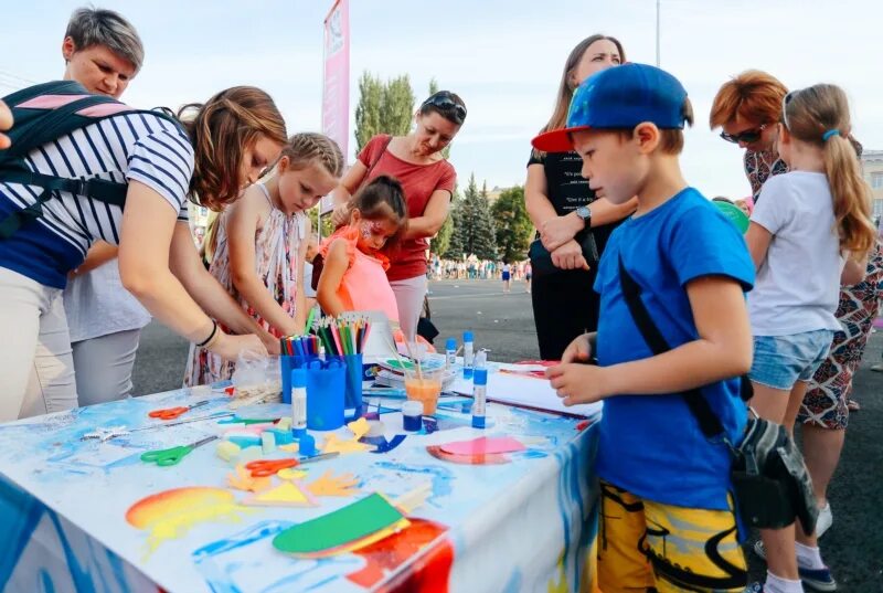 летний творческий лагерь для детей. картонный тимбилдинг для детей. креативные мероприятия для детей. дети веселье. креативные мероприятия для детей.