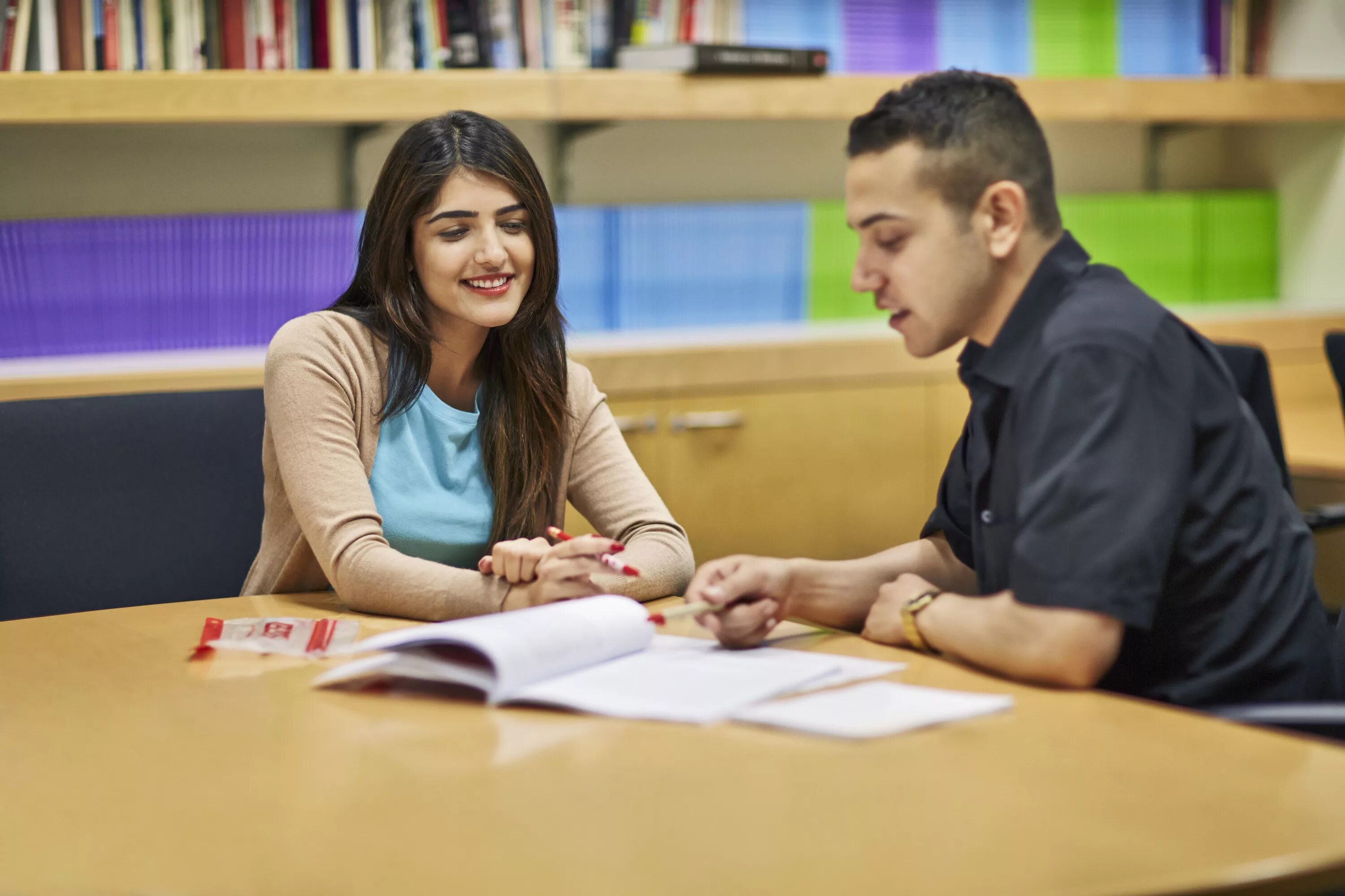 Sis uk. Ielts course. Ielts exam students. Английский ielts. Счастливая студентка.