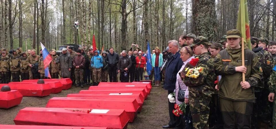 Сколько российских человек погибло на украине. Могилы солдат вс РФ погибших в Украине. Похороны солдата погибшего на Украине. Похороны солдат погибших в Украине 2022.
