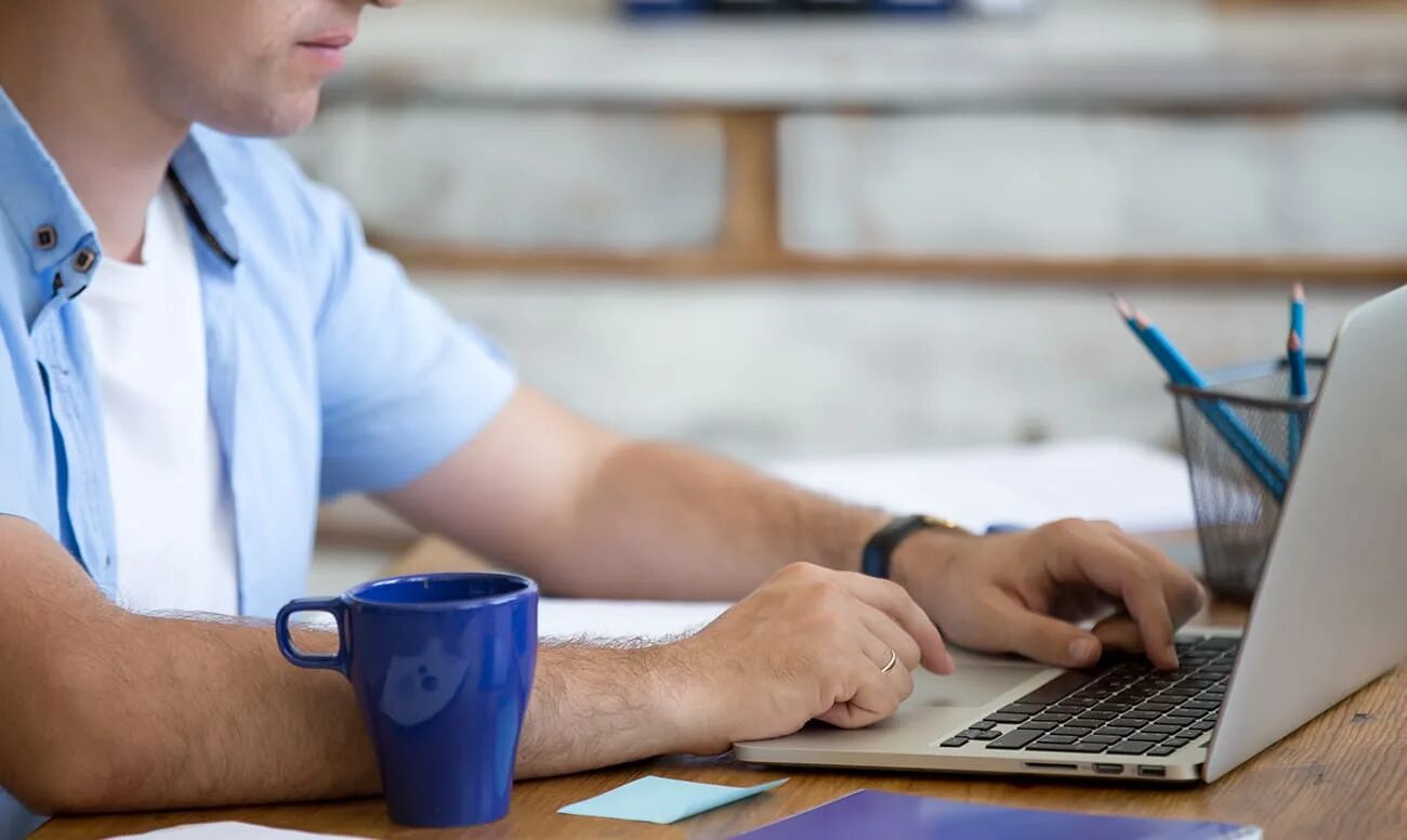 Человек тестирующий игру. Человек печатает. тренинг за компьютером девайс. человек печатает на компьютере фото. тестирование людей.