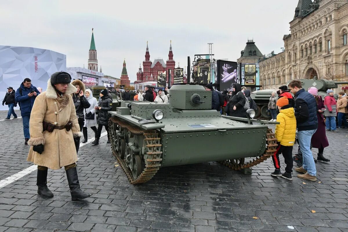 Парад 7 ноября 1941 года в Москве на красной площади. Парад на красной площади 7 ноября 2021. Фотовыставка парад 7 ноября 1941 года на красной площади в Москве. Музей на красной площади в Москве. Будет ли парад в москве