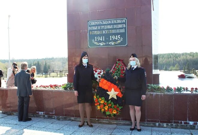 Возложение цветов к памятнику погибшим в Великой Отечественной. Возложение цветов к монументу славы в г. Черепаново. Возложение цветов к монументу Дерябина Ижевск. Возложение цветов к монументу Победы г. Черепаново Новосибирская. Североуральск выборы