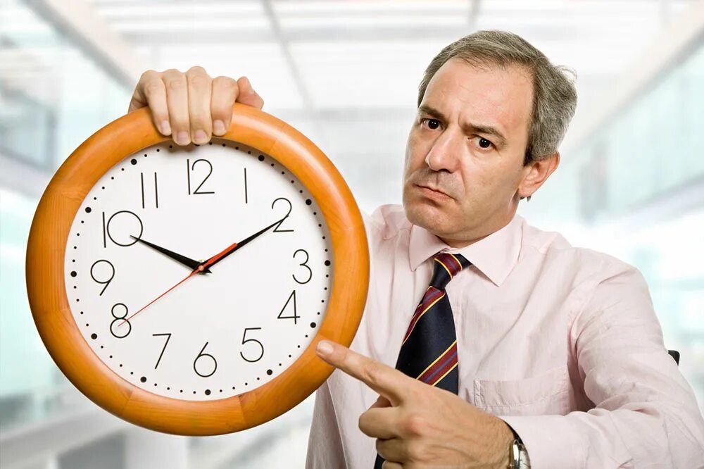 Время. Человек с часами. Пунктуальность. Немецкая пунктуальность. Мужик показывает на часы.