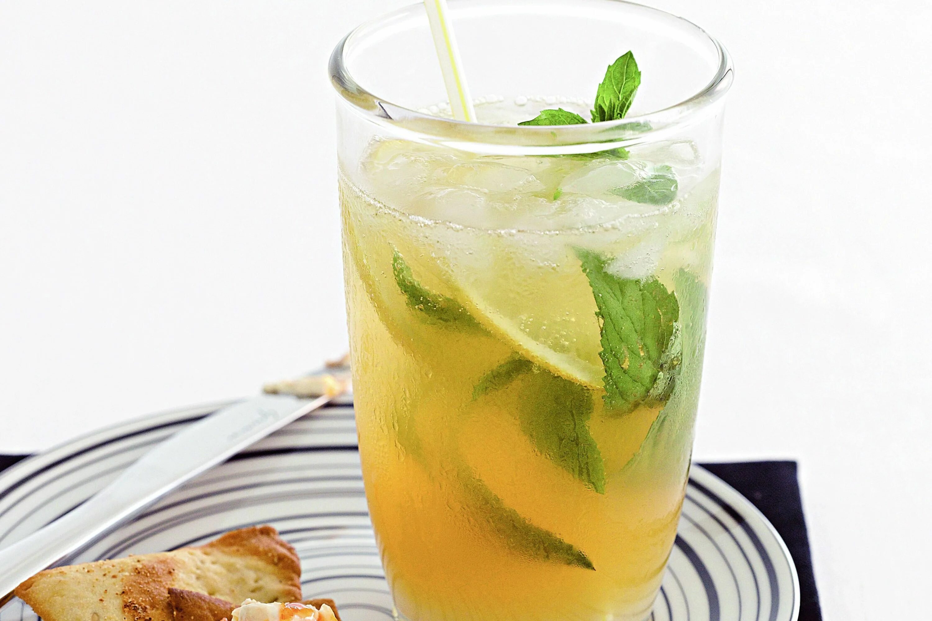 Рецепт алкогольного мохито с лимоном. Мохито lime. lemon мохито. мохито с лимоном. коктейль мохито алкогольный.