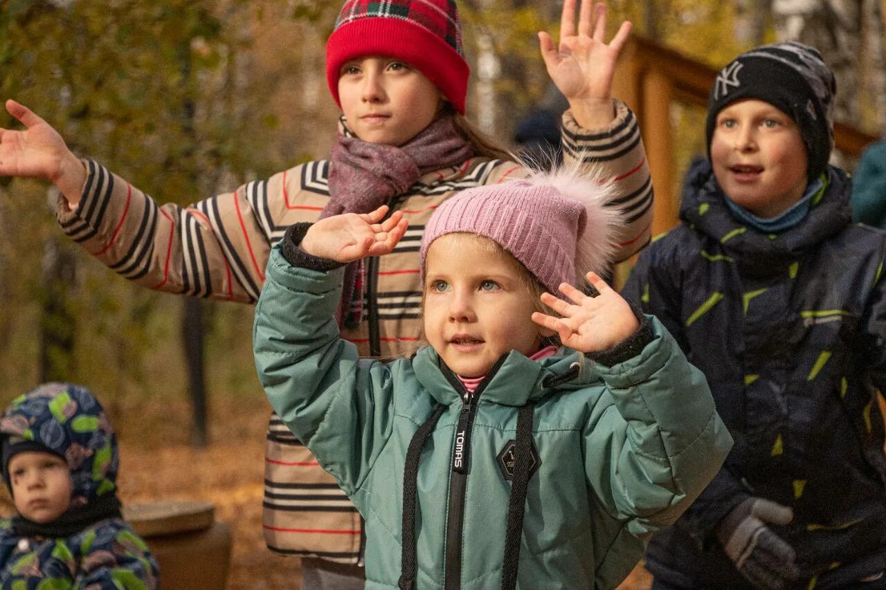 Каникулы в апреле в подмосковье. Осенние каникулы. Осень парки Подмосковья люди. Дети несколько человек. Каникулы у школьников в Подмосковье.