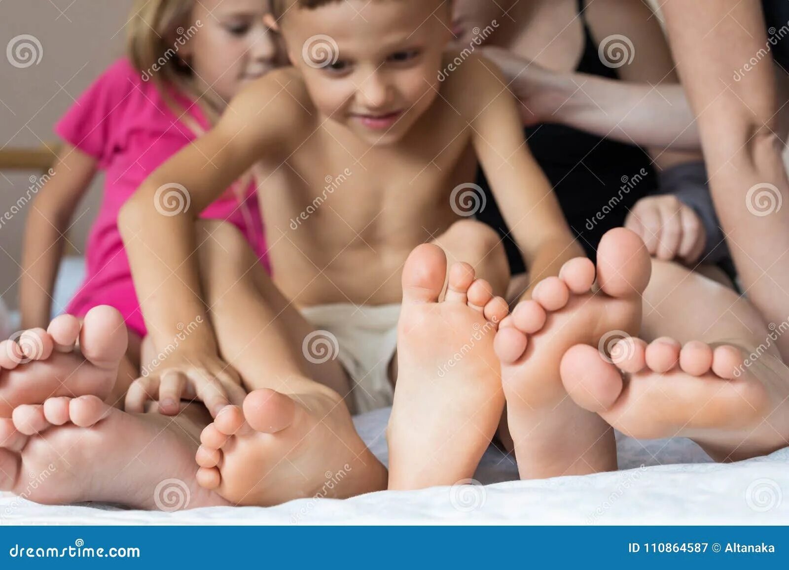 Feet дети. Детский licking foot. Дети feet lick. Сестренка ступни. Boys licking foot