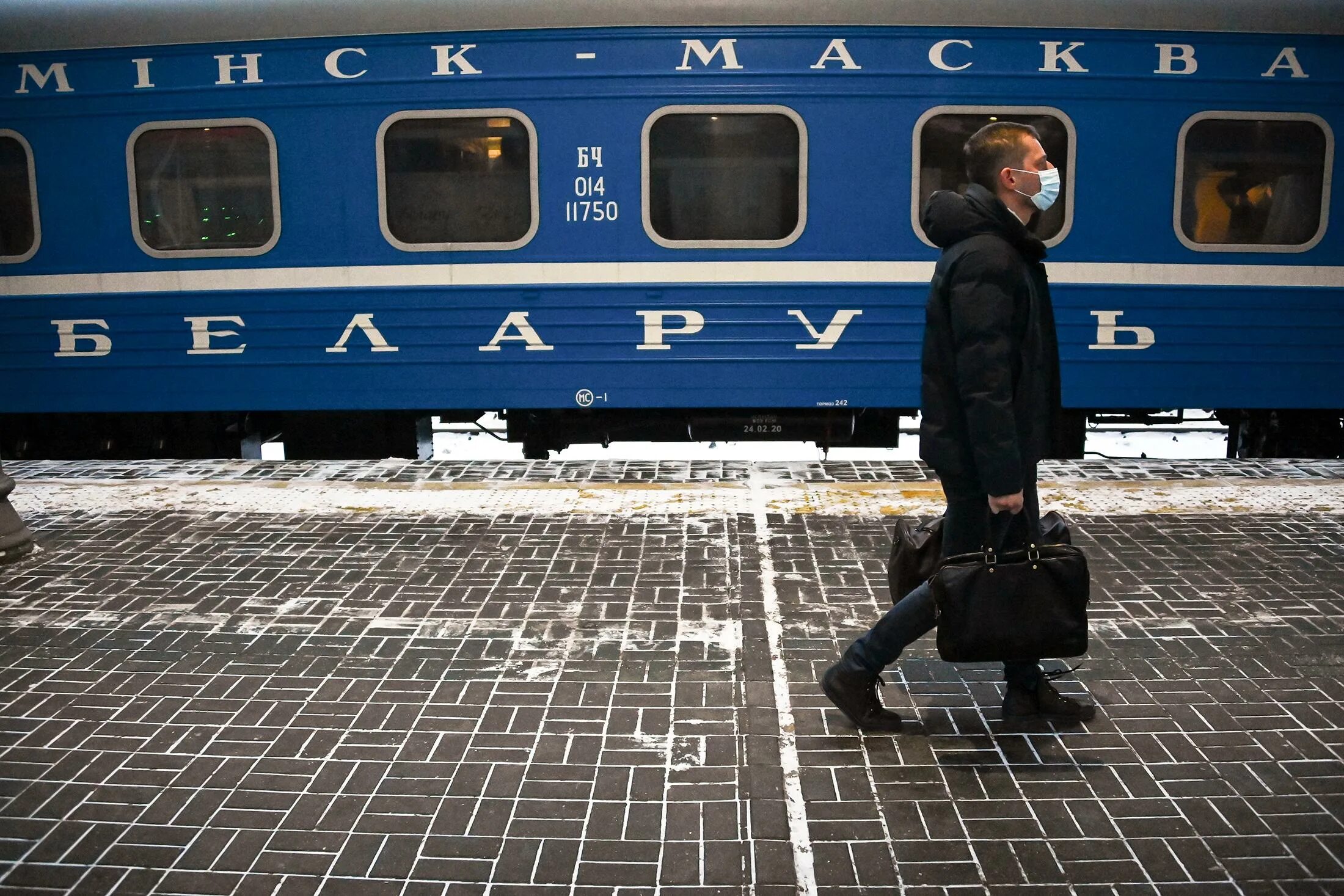 Можно ли на поезде в белоруссию. Фирменный поезд Беларусь. Белорусские поезда. Фирменный поезд Беларус. Пассажиры в поезде.