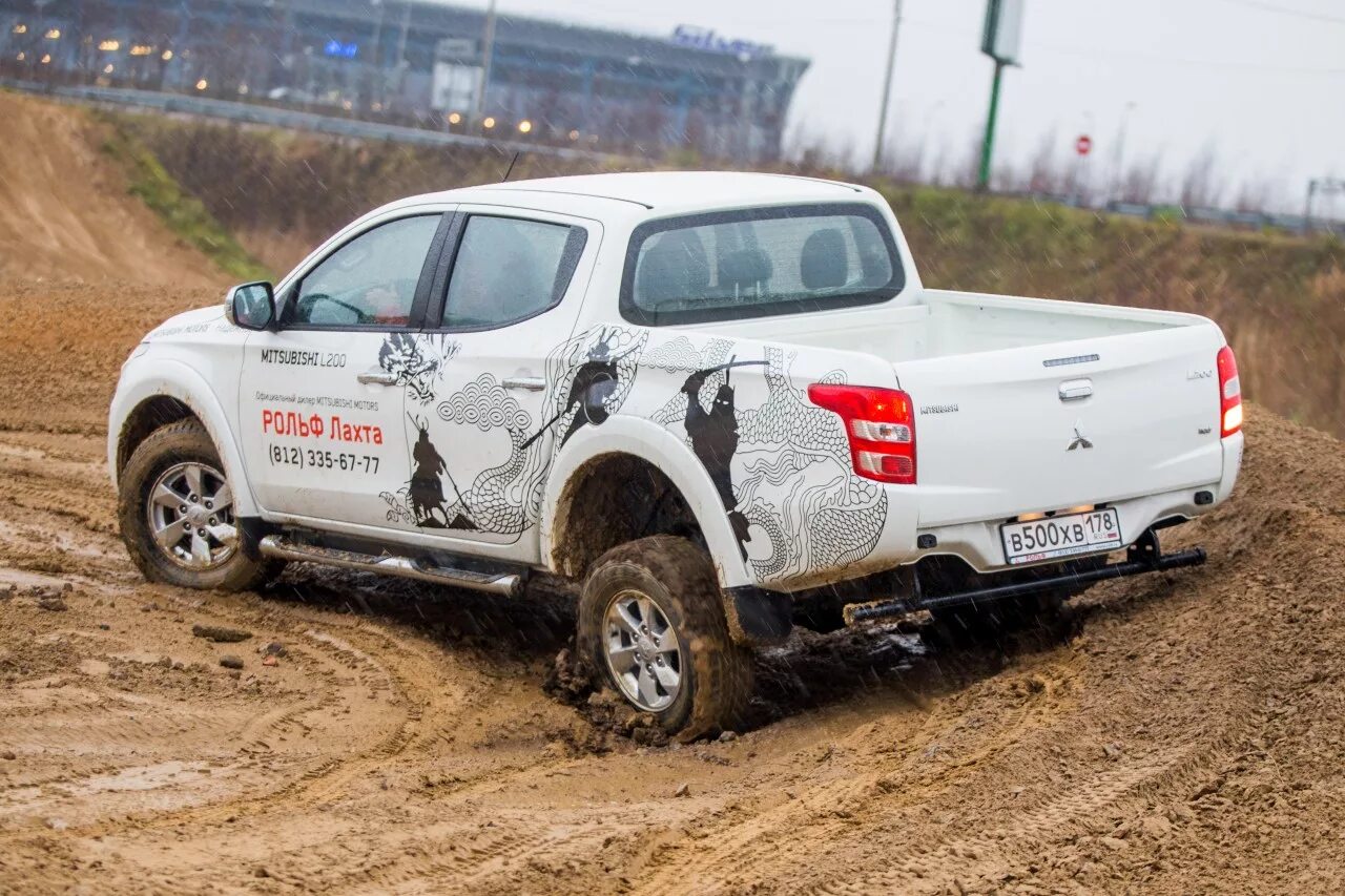 Л200 5 поколения. Тест драйв Митсубиши l200. Mitsubishi l200 Эволюция. Mitsubishi новый пикап l200. L200 Mitsubishi тест драйв.