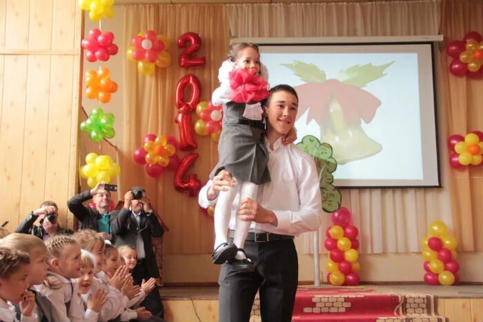 Директор школы 10 первоуральск. Сайт школ первоуральска. Первая школа первоуральск. Школьная 2 первоуральск школа. Школа первоуральск.