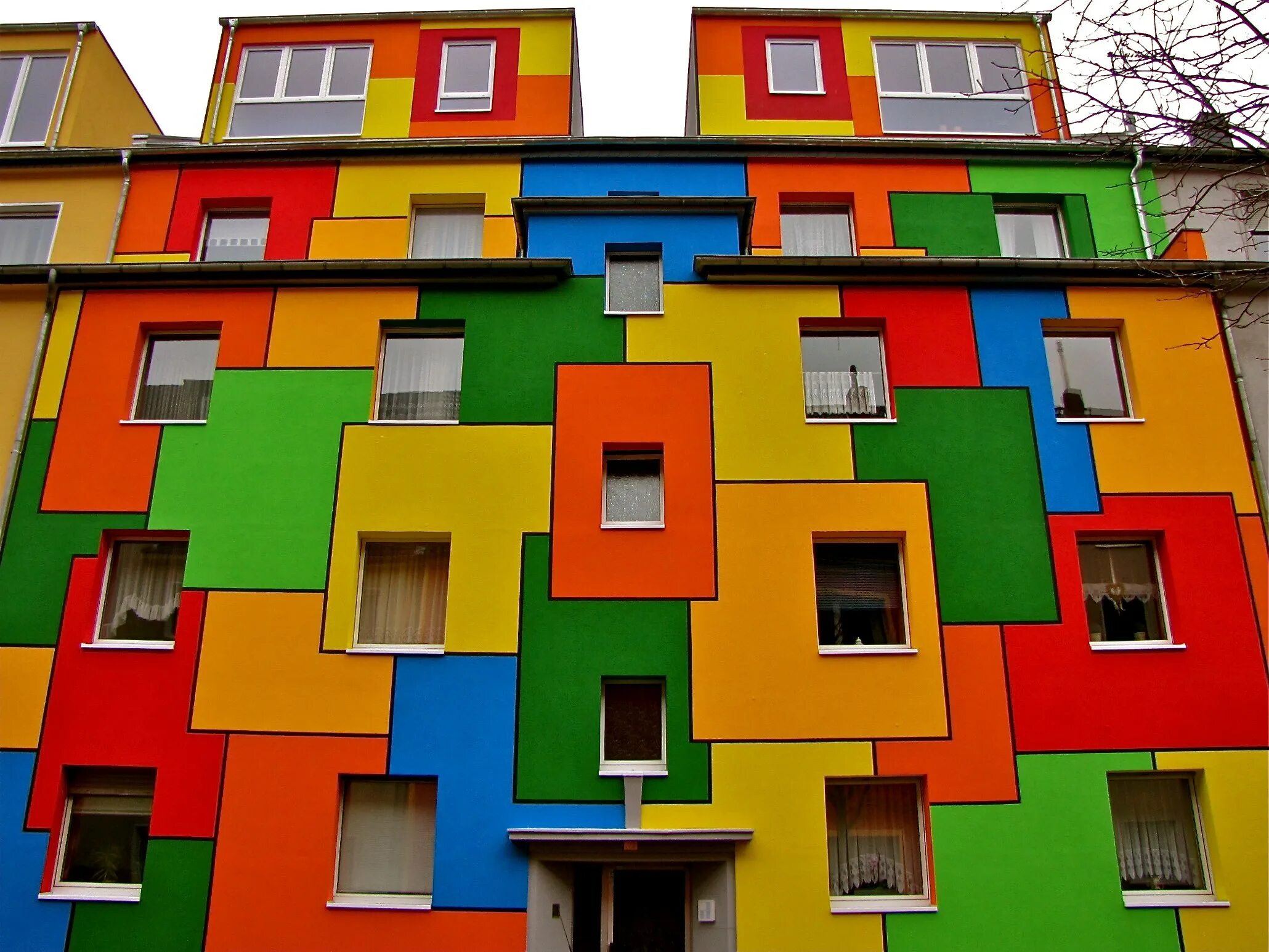 Купить фасад яркая жизнь. Разноцветный фасад. Цветной дом. Разноцветный дом. Разноцветные домики.