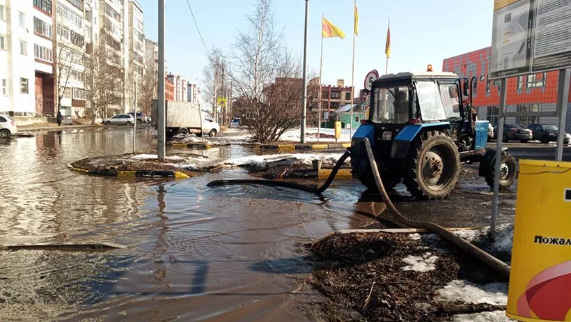 Почему нет воды в архангельске сегодня. МУП Архангельск. Архкомхоз Архангельск. Откачка воды с улицы. Откачиваем талые воды.