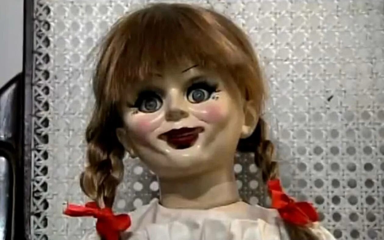 Алиса включи куклой. Аннабель кукла страшная. Кукла Анабель но она не Аннабель.