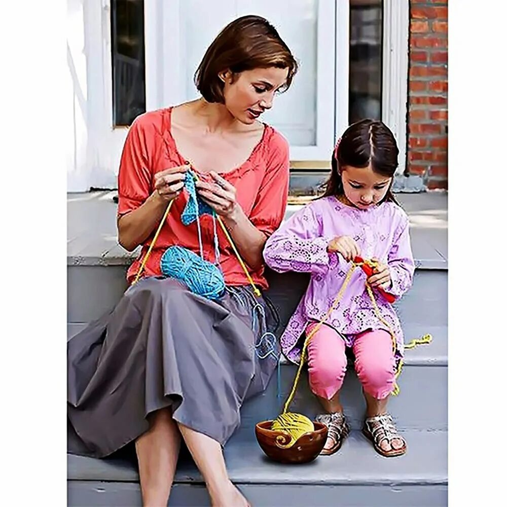 Связанная мама и дочка. День вязания на публике. Всемирный день вязания. Девушка вяжет на улице. Девочка вяжет.